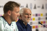 27.05.2026, Fussball DFB-Nationalmannschaft Deutschland, Trainingslager vor der WM, Auftakt-Pressekonferenz im Medienzentrum HALFTIME bei ADIDAS, in Herzogenaurach. Bundestrainer Julian Nagelsmann (Deutschland) und Sportdirektor Rudi Völler (re, Deutschland) nachdenklich  
