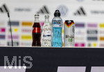 27.05.2026, Fussball DFB-Nationalmannschaft Deutschland, Trainingslager vor der WM, Auftakt-Pressekonferenz im Medienzentrum HALFTIME bei ADIDAS, in Herzogenaurach. Ganz vorne am Tisch stehen die Getränke von DFB-Sponsor, Coca Cola, VIO Wasser, POWERADE, Bitbuger Alkoholfreies Bier.