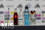 27.05.2026, Fussball DFB-Nationalmannschaft Deutschland, Trainingslager vor der WM, Auftakt-Pressekonferenz im Medienzentrum HALFTIME bei ADIDAS, in Herzogenaurach. Ganz vorne am Tisch stehen die Getränke von DFB-Sponsor, Coca Cola, VIO Wasser, POWERADE, Bitbuger Alkoholfreies Bier.