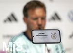 27.05.2026, Fussball DFB-Nationalmannschaft Deutschland, Trainingslager vor der WM, Auftakt-Pressekonferenz im Medienzentrum HALFTIME bei ADIDAS, in Herzogenaurach.  Auf dem Digitalen Namensschild steht der von Trainer Julian Nagelsmann (Deutschland)  