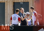 27.05.2026, Fussball DFB-Nationalmannschaft Deutschland, Trainingslager vor der WM, Auftakt-Pressekonferenz im Medienzentrum HALFTIME bei ADIDAS, in Herzogenaurach. ADIDAS CEO Björn Gulden (mitte) begrüßt Nico Schlotterbeck (re, Deutschland) und Joshua Kimmich (li, Deutschland) vor dem Training.