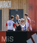 27.05.2026, Fussball DFB-Nationalmannschaft Deutschland, Trainingslager vor der WM, Auftakt-Pressekonferenz im Medienzentrum HALFTIME bei ADIDAS, in Herzogenaurach. ADIDAS CEO Björn Gulden (mitte) begrüßt Nico Schlotterbeck (re, Deutschland) und Joshua Kimmich (li, Deutschland) vor dem Training.