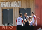 27.05.2026, Fussball DFB-Nationalmannschaft Deutschland, Trainingslager vor der WM, Auftakt-Pressekonferenz im Medienzentrum HALFTIME bei ADIDAS, in Herzogenaurach. ADIDAS CEO Björn Gulden (mitte) begrüßt Nico Schlotterbeck (re, Deutschland) und Joshua Kimmich (li, Deutschland) vor dem Training.