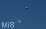 27.05.2026, Über dem Himmel von Herzogenaurach (Bayern) startet ein Flugzeug der Wizz-Air vom Airport Nürnberg, das Passagierflugzeug fliegt hier scheinbar nahe am Mond