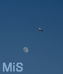 27.05.2026, Über dem Himmel von Herzogenaurach (Bayern) startet ein Flugzeug der Wizz-Air vom Airport Nürnberg, das Passagierflugzeug fliegt hier scheinbar nahe am Mond
