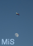 27.05.2026, Über dem Himmel von Herzogenaurach (Bayern) startet ein Flugzeug der Wizz-Air vom Airport Nürnberg, das Passagierflugzeug fliegt hier scheinbar nahe am Mond