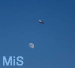 27.05.2026, Über dem Himmel von Herzogenaurach (Bayern) startet ein Flugzeug der Wizz-Air vom Airport Nürnberg, das Passagierflugzeug fliegt hier scheinbar nahe am Mond