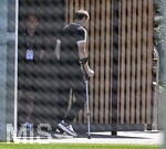 28.05.2026, Fussball DFB-Nationalmannschaft Deutschland, Trainingslager vor der WM in Herzogenaurach, im Homeground bei ADIDAS. Erste Trainingseinheit auf dem Adidas-Sportplatz, Adidas Chef Björn Gulden (Deutschland) auf Krücken.