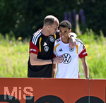 28.05.2026, Fussball DFB-Nationalmannschaft Deutschland, Trainingslager vor der WM in Herzogenaurach, im Homeground bei ADIDAS. Erste Trainingseinheit auf dem Adidas-Sportplatz, Dr Jochen Hahne (Deutschland) herzt Jamal Musiala  (Deutschland).