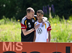 28.05.2026, Fussball DFB-Nationalmannschaft Deutschland, Trainingslager vor der WM in Herzogenaurach, im Homeground bei ADIDAS. Erste Trainingseinheit auf dem Adidas-Sportplatz, Dr Jochen Hahne (Deutschland) herzt Jamal Musiala  (Deutschland)