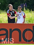 28.05.2026, Fussball DFB-Nationalmannschaft Deutschland, Trainingslager vor der WM in Herzogenaurach, im Homeground bei ADIDAS. Erste Trainingseinheit auf dem Adidas-Sportplatz, Dr Jochen Hahne (Deutschland) herzt Jamal Musiala  (Deutschland)