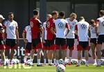 28.05.2026, Fussball DFB-Nationalmannschaft Deutschland, Trainingslager vor der WM in Herzogenaurach, im Homeground bei ADIDAS. Erste Trainingseinheit auf dem Adidas-Sportplatz, Trainer Julian Nagelsmann (Deutschland) richtet seine Worte an die Mannschaft.
