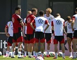 28.05.2026, Fussball DFB-Nationalmannschaft Deutschland, Trainingslager vor der WM in Herzogenaurach, im Homeground bei ADIDAS. Erste Trainingseinheit auf dem Adidas-Sportplatz, Trainer Julian Nagelsmann (Deutschland) richtet seine Worte an die Mannschaft.