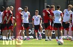 28.05.2026, Fussball DFB-Nationalmannschaft Deutschland, Trainingslager vor der WM in Herzogenaurach, im Homeground bei ADIDAS. Erste Trainingseinheit auf dem Adidas-Sportplatz, Trainer Julian Nagelsmann (Deutschland) richtet seine Worte an die Mannschaft. Felix Nmecha (Deutschland) und Lennart Karl (Deutschland) und Nick Woltemade (Deutschland) auf dem Bild