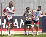 28.05.2026, Fussball DFB-Nationalmannschaft Deutschland, Trainingslager vor der WM in Herzogenaurach, im Homeground bei ADIDAS. Erste Trainingseinheit auf dem Adidas-Sportplatz, v.l. Nick Woltemade (Deutschland), Florian Wirtz (Deutschland) und Deniz Undav (Deutschland) mit Gummibändern