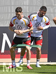 28.05.2026, Fussball DFB-Nationalmannschaft Deutschland, Trainingslager vor der WM in Herzogenaurach, im Homeground bei ADIDAS. Erste Trainingseinheit auf dem Adidas-Sportplatz, v.l. Florian Wirtz (Deutschland) und Deniz Undav (Deutschland) mit Gummibändern