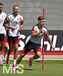 28.05.2026, Fussball DFB-Nationalmannschaft Deutschland, Trainingslager vor der WM in Herzogenaurach, im Homeground bei ADIDAS. Erste Trainingseinheit auf dem Adidas-Sportplatz, v.l.   Waldemar Anton (Deutschland) und Joshua Kimmich (Deutschland) 