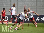 28.05.2026, Fussball DFB-Nationalmannschaft Deutschland, Trainingslager vor der WM in Herzogenaurach, im Homeground bei ADIDAS. Erste Trainingseinheit auf dem Adidas-Sportplatz, v.l. Nick Woltemade (Deutschland). Joshua Kimmich (Deutschland) und Waldemar Anton (Deutschland) 