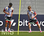 28.05.2026, Fussball DFB-Nationalmannschaft Deutschland, Trainingslager vor der WM in Herzogenaurach, im Homeground bei ADIDAS. Erste Trainingseinheit auf dem Adidas-Sportplatz, v.l. Nadiem Amiri (Deutschland) und Lennart Karl (Deutschland) mit Gummibändern