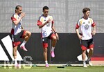 28.05.2026, Fussball DFB-Nationalmannschaft Deutschland, Trainingslager vor der WM in Herzogenaurach, im Homeground bei ADIDAS. Erste Trainingseinheit auf dem Adidas-Sportplatz, v.l. Leroy Sane (Deutschland) , Jamal Musiala (Deutschland) und Angelo Stiller (Deutschland) 