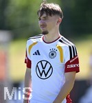 28.05.2026, Fussball DFB-Nationalmannschaft Deutschland, Trainingslager vor der WM in Herzogenaurach, im Homeground bei ADIDAS. Erste Trainingseinheit auf dem Adidas-Sportplatz,  Lennart Karl (Deutschland) kritisch.