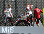28.05.2026, Fussball DFB-Nationalmannschaft Deutschland, Trainingslager vor der WM in Herzogenaurach, im Homeground bei ADIDAS. Erste Trainingseinheit auf dem Adidas-Sportplatz, v.l.  Torwart Oliver Baumann (Deutschland) , Torwart Jonas Urbig (Deutschland) und Torwart Alexander Nübel (Deutschland) 