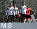 28.05.2026, Fussball DFB-Nationalmannschaft Deutschland, Trainingslager vor der WM in Herzogenaurach, im Homeground bei ADIDAS. Erste Trainingseinheit auf dem Adidas-Sportplatz, v.l.  Torwart Oliver Baumann (Deutschland) , Torwart Jonas Urbig (Deutschland) und Torwart Alexander Nübel (Deutschland) 