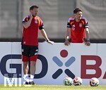 28.05.2026, Fussball DFB-Nationalmannschaft Deutschland, Trainingslager vor der WM in Herzogenaurach, im Homeground bei ADIDAS. Erste Trainingseinheit auf dem Adidas-Sportplatz, v.l. Trainer Julian Nagelsmann (Deutschland) und Co-Trainer Benjamin Glück (Deutschland) 