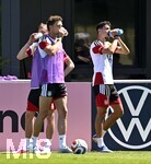 28.05.2026, Fussball DFB-Nationalmannschaft Deutschland, Trainingslager vor der WM in Herzogenaurach, im Homeground bei ADIDAS. Erste Trainingseinheit auf dem Adidas-Sportplatz,v v.l. Leon Goretzka (Deutschland) und Alexander Pavlovic (Deutschland) gönnen sich einen Schluck aus der Getränkeflasche,