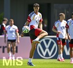 28.05.2026, Fussball DFB-Nationalmannschaft Deutschland, Trainingslager vor der WM in Herzogenaurach, im Homeground bei ADIDAS. Erste Trainingseinheit auf dem Adidas-Sportplatz, Alexander Pavlovic (Deutschland) am Ball.