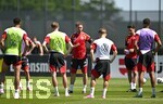 28.05.2026, Fussball DFB-Nationalmannschaft Deutschland, Trainingslager vor der WM in Herzogenaurach, im Homeground bei ADIDAS. Erste Trainingseinheit auf dem Adidas-Sportplatz, Trainer Julian Nagelsmann (Deutschland) und Co-Trainer Benjamin Hübner (Deutschland) bei der taktischen Besprechung mit der Mannschaft