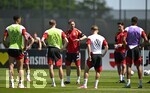 28.05.2026, Fussball DFB-Nationalmannschaft Deutschland, Trainingslager vor der WM in Herzogenaurach, im Homeground bei ADIDAS. Erste Trainingseinheit auf dem Adidas-Sportplatz, Trainer Julian Nagelsmann (Deutschland) und Co-Trainer Benjamin Hübner (Deutschland) bei der taktischen Besprechung mit der Mannschaft