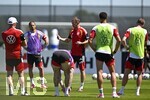 28.05.2026, Fussball DFB-Nationalmannschaft Deutschland, Trainingslager vor der WM in Herzogenaurach, im Homeground bei ADIDAS. Erste Trainingseinheit auf dem Adidas-Sportplatz, Trainer Julian Nagelsmann (Deutschland)  bei der taktischen Besprechung mit der Mannschaft