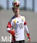 28.05.2026, Fussball DFB-Nationalmannschaft Deutschland, Trainingslager vor der WM in Herzogenaurach, im Homeground bei ADIDAS. Erste Trainingseinheit auf dem Adidas-Sportplatz, Torwart Jonas Urbig (Deutschland) 