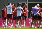 28.05.2026, Fussball DFB-Nationalmannschaft Deutschland, Trainingslager vor der WM in Herzogenaurach, im Homeground bei ADIDAS. Erste Trainingseinheit auf dem Adidas-Sportplatz, Trainer Julian Nagelsmann (Deutschland) vesammlt seine Spieler um sich