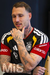 28.05.2026, Fussball DFB-Nationalmannschaft Deutschland, Trainingslager vor der WM in Herzogenaurach, im Homeground bei ADIDAS. Erste Trainingseinheit auf dem Adidas-Sportplatz, Medienrunde nach dem Training mit einigen Spielern der Nationalmannschaft. David Raum (Deutschland) nachdenklich 