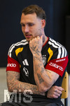 28.05.2026, Fussball DFB-Nationalmannschaft Deutschland, Trainingslager vor der WM in Herzogenaurach, im Homeground bei ADIDAS. Erste Trainingseinheit auf dem Adidas-Sportplatz, Medienrunde nach dem Training mit einigen Spielern der Nationalmannschaft. David Raum (Deutschland) nachdenklich 