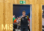 28.05.2026, Fussball DFB-Nationalmannschaft Deutschland, Trainingslager vor der WM in Herzogenaurach, im Homeground bei ADIDAS. Erste Trainingseinheit auf dem Adidas-Sportplatz, Medienrunde nach dem Training mit einigen Spielern der Nationalmannschaft. David Raum (Deutschland) mit Nasenspray
