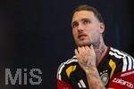 28.05.2026, Fussball DFB-Nationalmannschaft Deutschland, Trainingslager vor der WM in Herzogenaurach, im Homeground bei ADIDAS. Erste Trainingseinheit auf dem Adidas-Sportplatz, Medienrunde nach dem Training mit einigen Spielern der Nationalmannschaft. David Raum (Deutschland) nachdenklich 