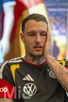 28.05.2026, Fussball DFB-Nationalmannschaft Deutschland, Trainingslager vor der WM in Herzogenaurach, im Homeground bei ADIDAS. Erste Trainingseinheit auf dem Adidas-Sportplatz, Medienrunde nach dem Training mit einigen Spielern der Nationalmannschaft. David Raum (Deutschland) nachdenklich 