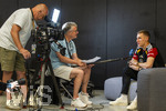 28.05.2026, Fussball DFB-Nationalmannschaft Deutschland, Trainingslager vor der WM in Herzogenaurach, im Homeground bei ADIDAS. Erste Trainingseinheit auf dem Adidas-Sportplatz, Medienrunde nach dem Training mit einigen Spielern der Nationalmannschaft. Nico Schlotterbeck (re, Deutschland) beim BR-Fernsehen mit Reporter Bernd Schmelzer (mitte).