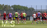 28.05.2026, Fussball DFB-Nationalmannschaft Deutschland, Trainingslager vor der WM in Herzogenaurach, im Homeground bei ADIDAS. Erste Trainingseinheit auf dem Adidas-Sportplatz, Bundestrainer Julian Nagelsmann (mitte, Deutschland) hält bei seinen Spielern eine Ansprache.
