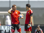 28.05.2026, Fussball DFB-Nationalmannschaft Deutschland, Trainingslager vor der WM in Herzogenaurach, im Homeground bei ADIDAS. Erste Trainingseinheit auf dem Adidas-Sportplatz, Bundestrainer Julian Nagelsmann (Deutschland) re: Co-Trainer Benjamin Hübner (Deutschland) 