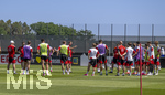 28.05.2026, Fussball DFB-Nationalmannschaft Deutschland, Trainingslager vor der WM in Herzogenaurach, im Homeground bei ADIDAS. Erste Trainingseinheit auf dem Adidas-Sportplatz, Bundestrainer Julian Nagelsmann (mitte, Deutschland) hält bei seinen Spielern eine Ansprache.