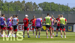 28.05.2026, Fussball DFB-Nationalmannschaft Deutschland, Trainingslager vor der WM in Herzogenaurach, im Homeground bei ADIDAS. Erste Trainingseinheit auf dem Adidas-Sportplatz, Bundestrainer Julian Nagelsmann (re, Deutschland) hält bei seinen Spielern eine Ansprache.