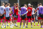 28.05.2026, Fussball DFB-Nationalmannschaft Deutschland, Trainingslager vor der WM in Herzogenaurach, im Homeground bei ADIDAS. Erste Trainingseinheit auf dem Adidas-Sportplatz, Bundestrainer Julian Nagelsmann (li, Deutschland) hält bei seinen Spielern eine Ansprache.