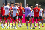 28.05.2026, Fussball DFB-Nationalmannschaft Deutschland, Trainingslager vor der WM in Herzogenaurach, im Homeground bei ADIDAS. Erste Trainingseinheit auf dem Adidas-Sportplatz, Bundestrainer Julian Nagelsmann (mitte, Deutschland) hält bei seinen Spielern eine Ansprache.