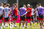 28.05.2026, Fussball DFB-Nationalmannschaft Deutschland, Trainingslager vor der WM in Herzogenaurach, im Homeground bei ADIDAS. Erste Trainingseinheit auf dem Adidas-Sportplatz, Bundestrainer Julian Nagelsmann (li, Deutschland) hält bei seinen Spielern eine Ansprache.