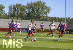28.05.2026, Fussball DFB-Nationalmannschaft Deutschland, Trainingslager vor der WM in Herzogenaurach, im Homeground bei ADIDAS. Erste Trainingseinheit auf dem Adidas-Sportplatz, Lennart Karl (mitte, Deutschland) am Ball re: Angelo Stiller (Deutschland), Alexander Pavlovic (Deutschland) 