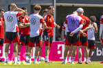 28.05.2026, Fussball DFB-Nationalmannschaft Deutschland, Trainingslager vor der WM in Herzogenaurach, im Homeground bei ADIDAS. Erste Trainingseinheit auf dem Adidas-Sportplatz, Bundestrainer Julian Nagelsmann (li, Deutschland) hält bei seinen Spielern eine Ansprache.